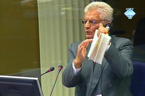 Osman Selak, svjedok na suđenju Mići Stanišiću i Stojanu Župljaninu,  pokazuje u sudnici svoju bilježnicu sa sastanka sa generalom Talićem
