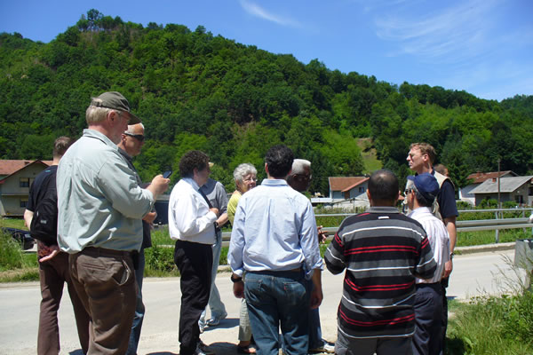 Zvaničnici Tribunala prilikom obilaska lokacija na kojima je u julu 1995. godine, prema optužnici, zarobljeno, privremeno zatočeno, a potom pogubljeno i u masovne grobnice pokopano više od sedam hiljada bošnjačkih muškaraca i dečaka