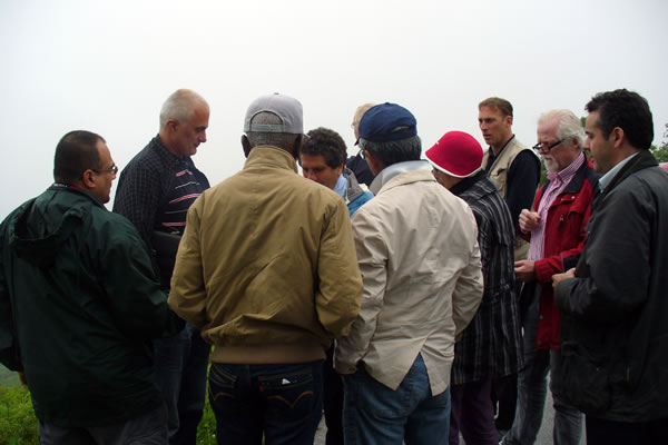 Zvaničnici Tribunala prilikom obilaska lokacija na kojima je u julu 1995. godine, prema optužnici, zarobljeno, privremeno zatočeno, a potom pogubljeno i u masovne grobnice pokopano više od sedam hiljada bošnjačkih muškaraca i dečaka Zvaničnici Tribunala prilikom obilaska lokacija na kojima je u julu 1995. godine, prema optužnici, zarobljeno, privremeno zatočeno, a potom pogubljeno i u masovne grobnice pokopano više od sedam hiljada bošnjačkih muškaraca i dečaka