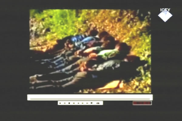 Šestorica Bošnjaka iz Srebrenice neposredno uoči egzekucije od strane pripadnika jedinice Šestorica Bošnjaka iz Srebrenice neposredno uoči egzekucije od strane pripadnika jedinice