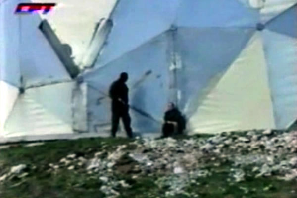 Jedan od pripadnika Unprofora koje su snage bosanskih Srba  držale kao taoce u maju i junu 1995 godine 