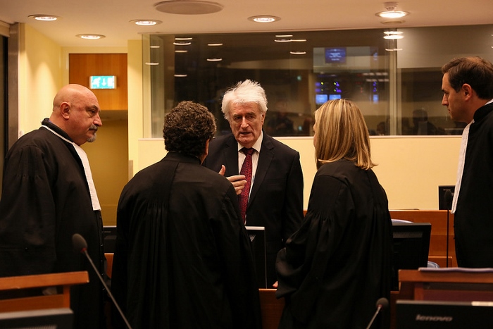 Radovan Karadžić sa timom odbrane