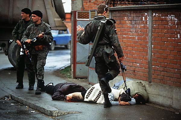 Fotografija Arkanovca koji šutira žrtvu, foto: Ron Haviv