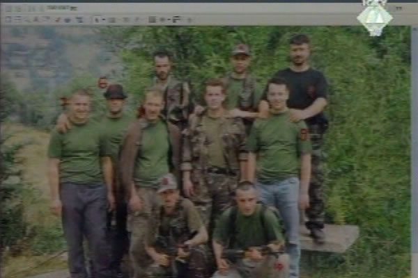 Fotografija pripadnika ONA pod oružjem