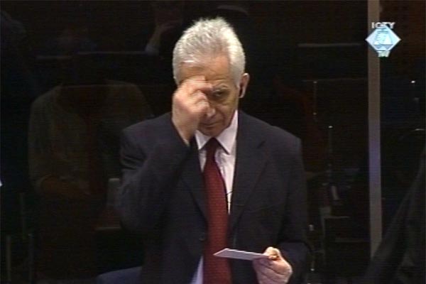 Momčilo Krajišnik pri polaganju zakletve na početku svjedočenja na svom suđenju