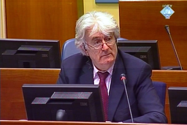 Radovan Karadžić na početku izlaganja uvodne riječi
