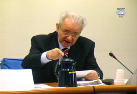 Slobodan Milošević u sudnici Tribunala