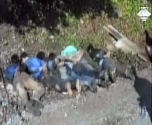 Zarobljeni mladići u području Srebrenice neposredno pred streljanje